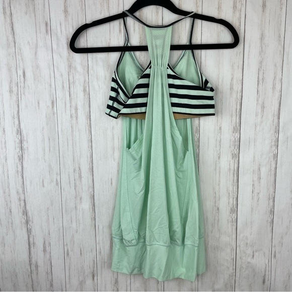 Lululemon sea foam green tank with sports bra size 6 - Picture 3 of 3